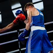 Radoslav Rosenov (roșu) - Andrei Gavae (albastru), optimile de finală ale categoriei 60 kg, Campionatele Europene de Box - Sofia 2026. Foto: Sportal.bg