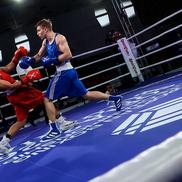 Radoslav Rosenov (roșu) - Andrei Gavae (albastru), optimile de finală ale categoriei 60 kg, Campionatele Europene de Box - Sofia 2026. Foto: Sportal.bg