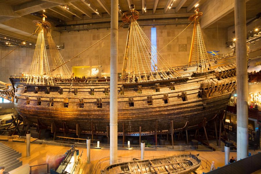 Vasul de război „Vasa” s-a scufundat în 1628 imediat după ce a fost lansat la apă: acum e piesa centrală a unui muzeu inedit din Stockholm Poveștile ascunse din Stockholm: trenul fantomă, metrou-galerie de artă, animale sălbatice printre blocuri și cimitir UNESCO