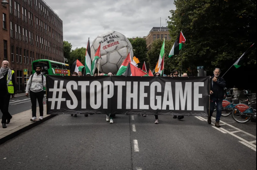 Irlandezii au manifestat pe străzi împotriva Israelului și au afișat pe stadion la meciuri steaguri și mesaje pro-Palestina Susținut și de premier, selecționerul Irlandei răspunde Israelului: „Nu am fost deștept. Trăim vremuri dificile!”