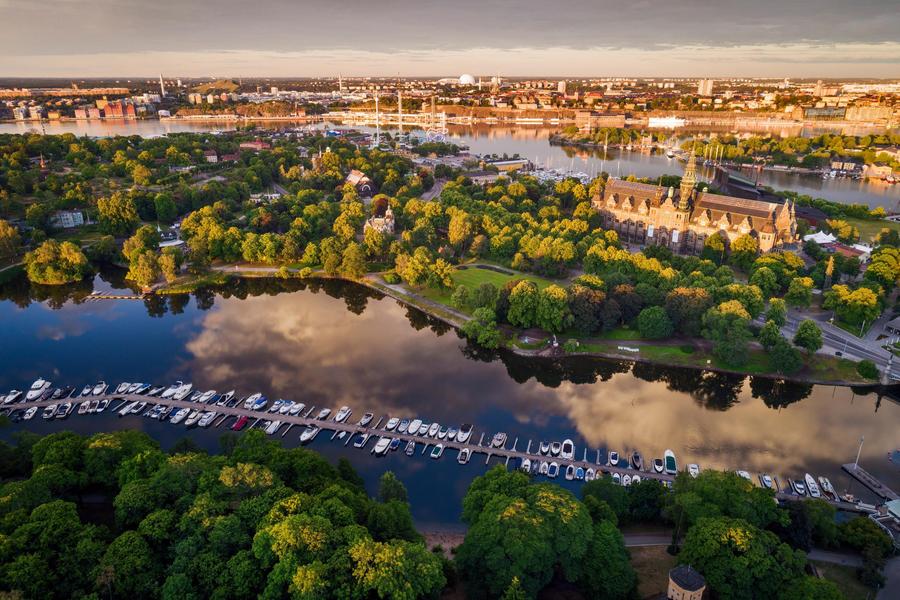 Royal National City Park este primul parc național urban din lume, întins pe 27 kmp, împrejurul capitalei Stockholm „Tricolorii”, la doi pași de reședința prințesei Suediei: hotel de lux transformat dintr-o bază militară, centru spa cu zăpadă și saună cu ritualuri + Cât costă camerele în care stă naționala