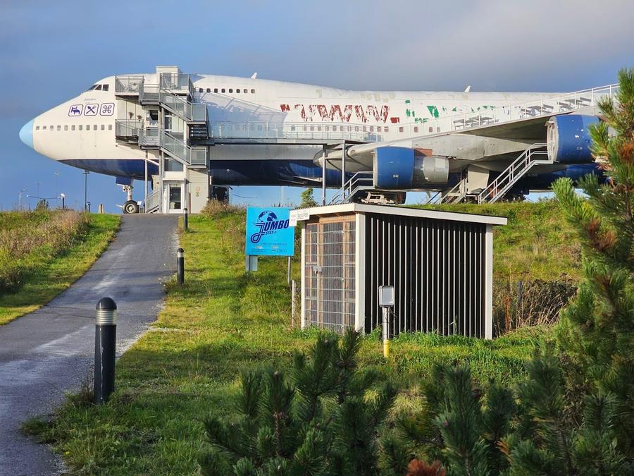 Hostelul construit într-un avion Jumbo, care a funcționat lângă aeroportul Arlanda din Stockholm, a devenit o afacere falimentară în 2025 Poveștile ascunse din Stockholm: trenul fantomă, metrou-galerie de artă, animale sălbatice printre blocuri și cimitir UNESCO