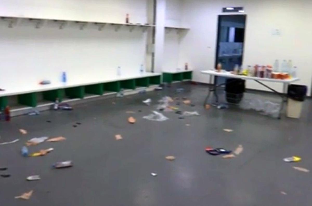 FOTO Rușinos! Cum au lăsat jucătorii Barcelonei vestiarul din Cehia: hârtii, mâncare și sticle aruncate pe jos
