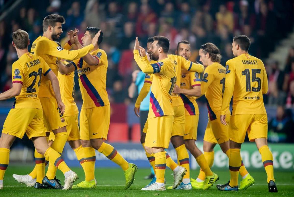 FOTO Rușinos! Cum au lăsat jucătorii Barcelonei vestiarul din Cehia: hârtii, mâncare și sticle aruncate pe jos