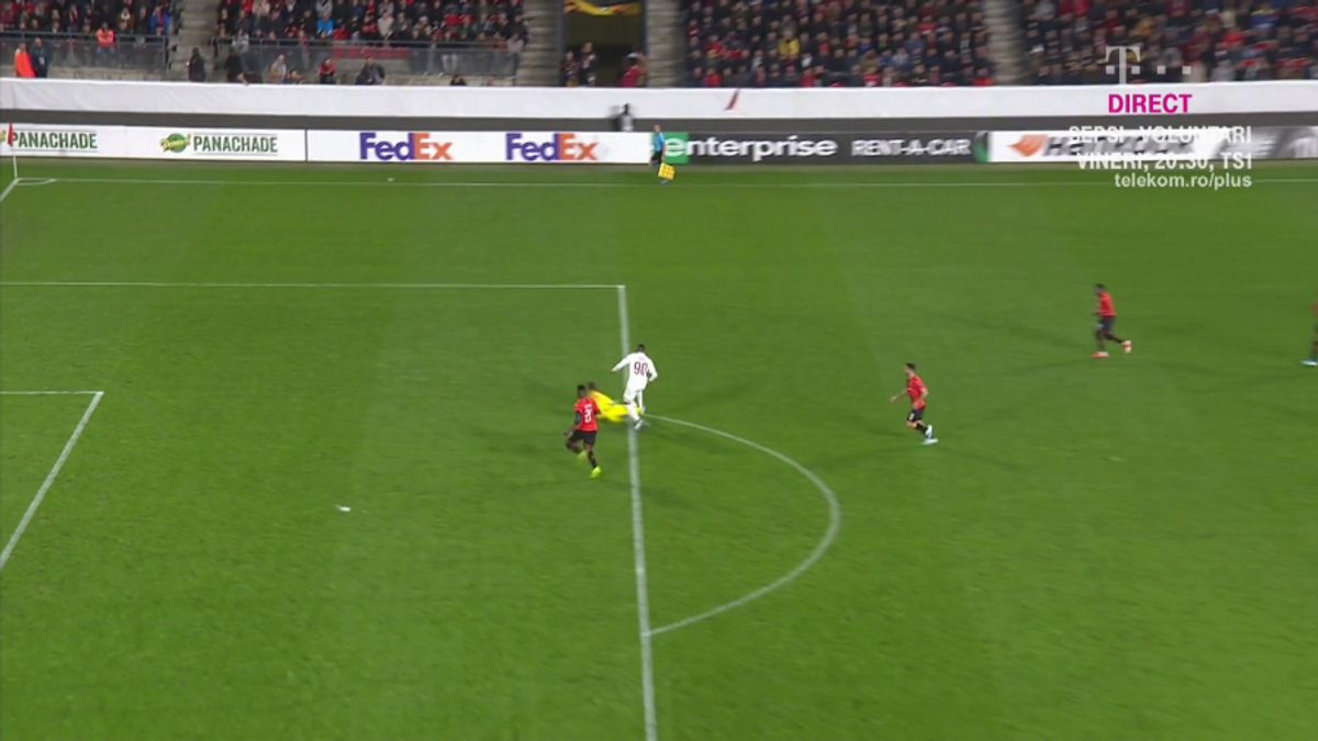 RENNES - CFR CLUJ // GALERIE FOTO Trebuia CFR Cluj să primească penalty? Portarul lui Rennes a primit ROȘU după ce l-a faultat pe Lacina Traore, la marginea careului de 16 metri