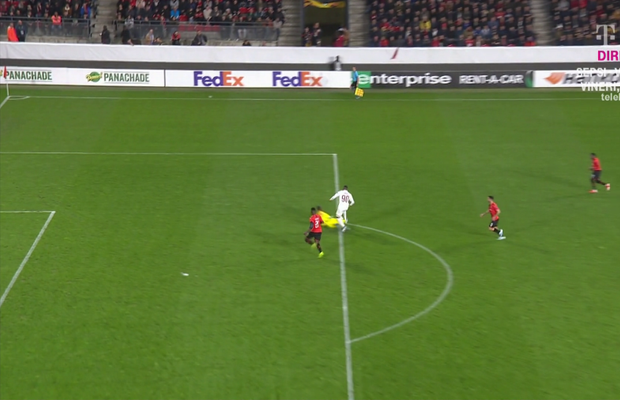 RENNES - CFR CLUJ // GALERIE FOTO Trebuia CFR Cluj să primească penalty? Portarul lui Rennes a primit ROȘU după ce l-a faultat pe Lacina Traore, la marginea careului de 16 metri
