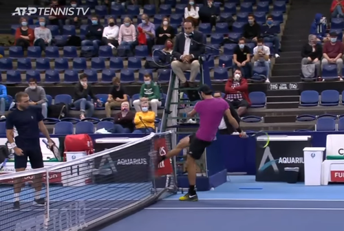 Partida din „sferturile” turneului de la Antwerp, Daniel Evans (30 de ani, 35 ATP) - Karen Khachanov (24 de ani, 17 ATP), încheiata cu scorul 6-3, 6-7 (9), 6-4, a oferit un moment tensionat.