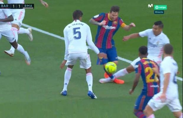 Controversă în El Clasico! Barcelona a cerut penalty după intervenția imprudentă a lui Casemiro