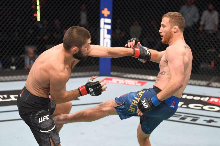 Khabib Nurmagomedov, stânga VIDEO IMPRESIONANT! Khabib Nurmagomedov a îngenuncheat și a plâns în Octagon! L-a învins pe Justin Gaethje la UFC 254, apoi și-a anunțat retragerea: „Nu voi mai lupta fără tatăl meu”
