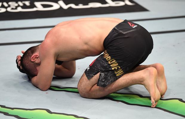 VIDEO IMPRESIONANT! Khabib Nurmagomedov a îngenuncheat și a plâns în Octagon! L-a învins pe Justin Gaethje la UFC 254, apoi și-a anunțat retragerea: „Nu voi mai lupta fără tatăl meu”