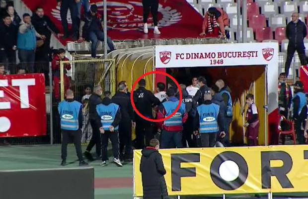 Săpunaru, ținut cu greu de colegi și stewarzi! Căpitanul Rapidului, altercație cu fanii dinamoviști după meci