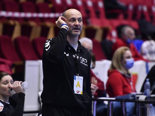 Kastamonu, formația antrenată de Costică Buceschi (51 de ani), a fost învinsă de Savehof, scor 26-28, în runda cu numărul 5 a grupei B din Liga Campionilor la handbal feminin.