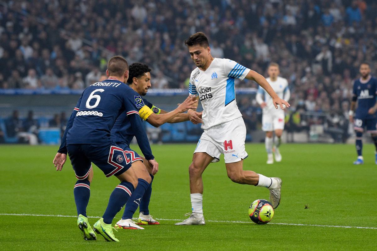 Le Classique incendiar » „ROȘU”, suporter intrat pe teren + Neymar și Messi, păziți de scutieri