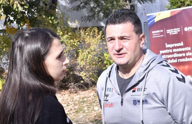 Înainte de Europeanul de handbal, GSP a stat de vorbă cu selecționerul Florentin Pera și jucătoarele de națională: „Misiune grea, nu putem alinia cea mai bună echipă”