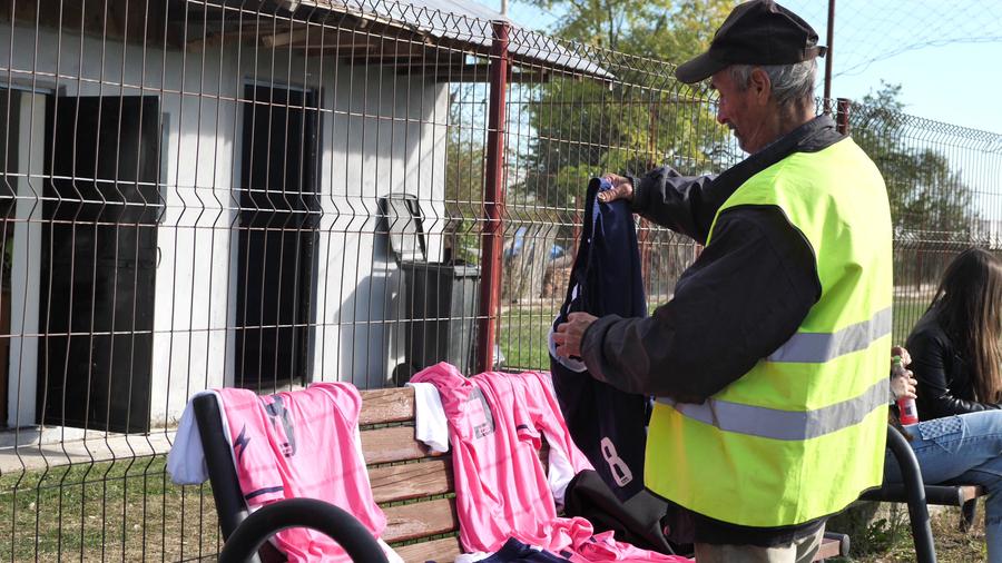 Tricourile îi așteaptă pe jucători pe o bancă din curte „Alo? 112? Veniți să opriți meciul!” » GSP a asistat în weekend la un derby agitat la Bolovani, în Dâmbovița: „Pleacă, fir-ai al dracului să fii!”