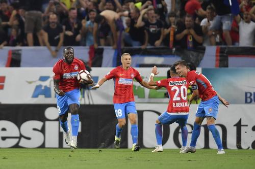 Harlem Gnohere (stânga), în perioada FCSB / foto Imago Images