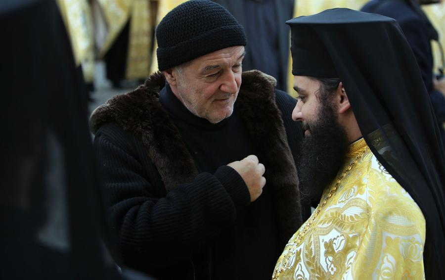 FOTO: Dumitru Angelescu @Libertatea Cum a fost surprins Gigi Becali în pelerinajul de la moaștele Sfântului Dimitrie cel Nou