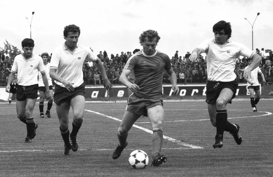 Ilie Balaci într-un meci de campionat dintre Craiova și Sportul Studențesc, aici în duel cu Șerbănică și Munteanu II (foto: arhiva GSP) Infinitul