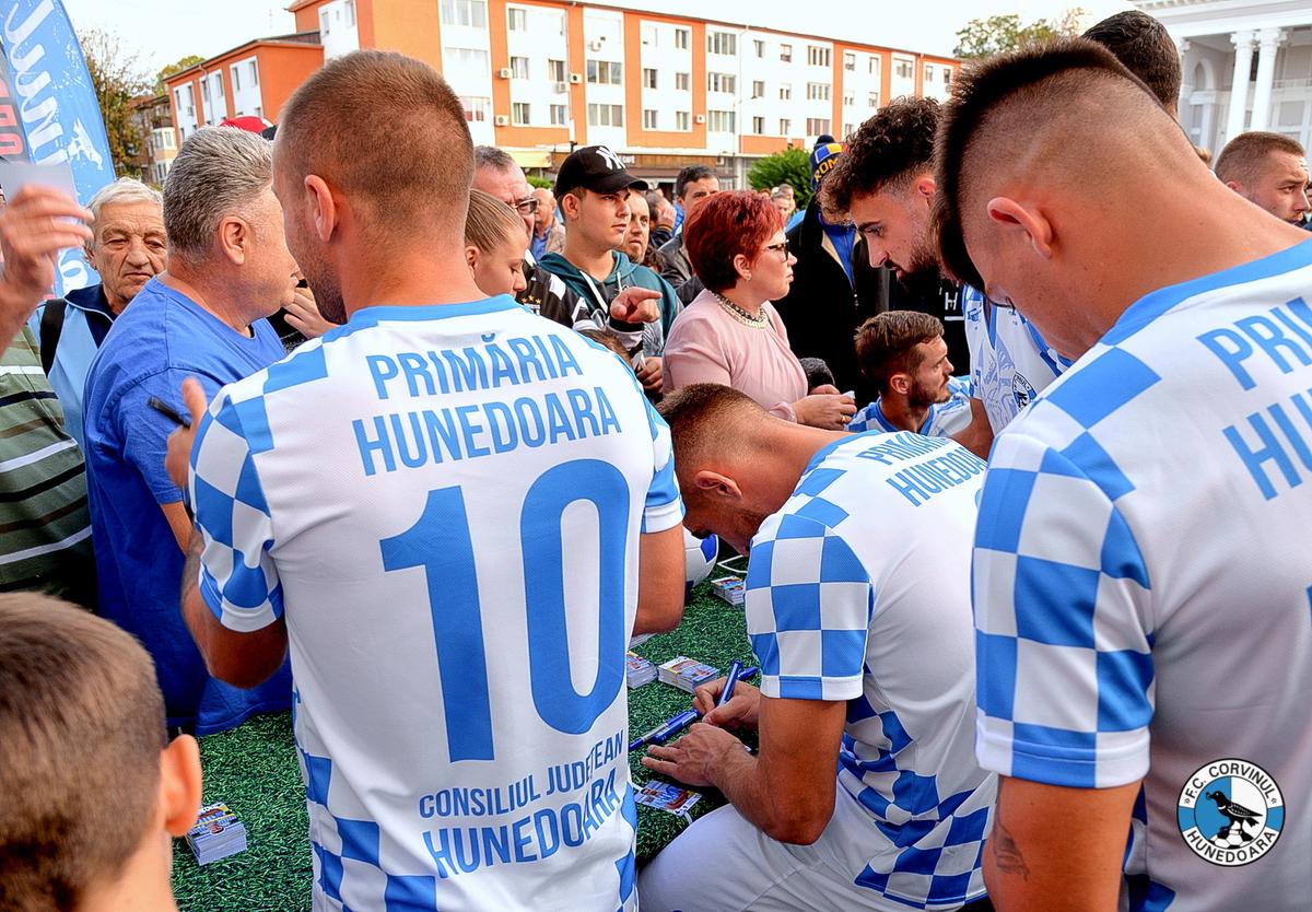 Corvinul Hunedoara și-a prezentat noul echipament și magazinul oficial