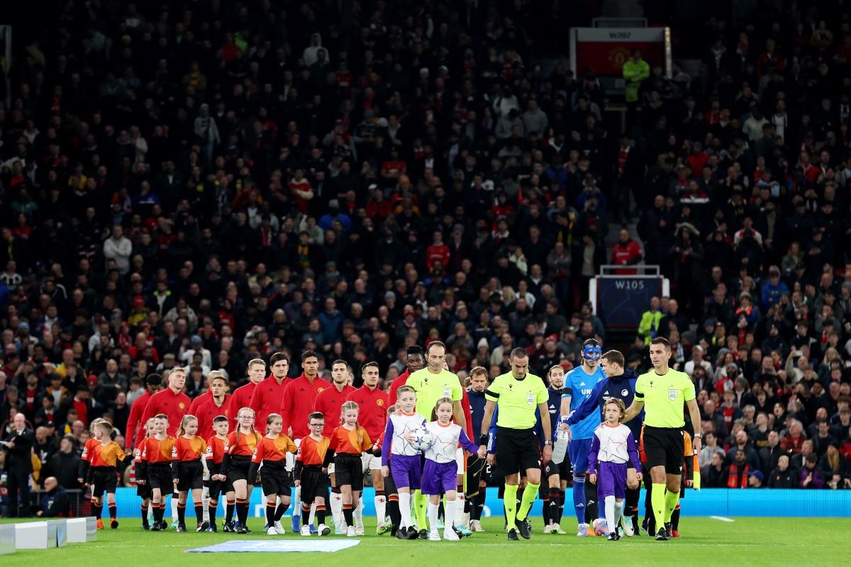 Manchester United l-a omagiat pe Sir Bobby Charlton