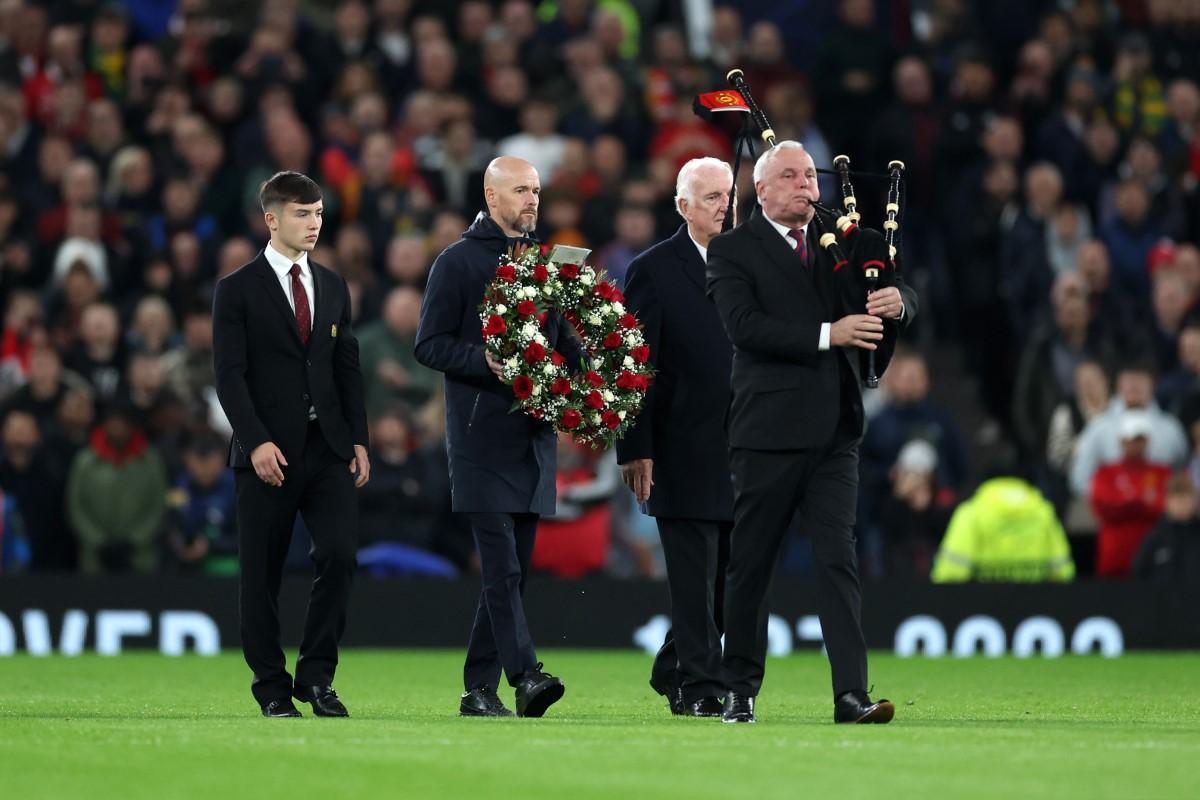 Momente emoționante în Champions League » Manchester United l-a omagiat pe Sir Bobby Charlton