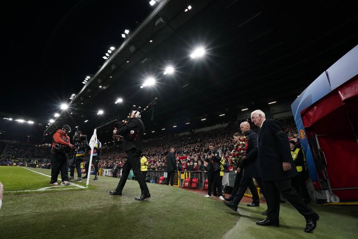 Manchester United l-a omagiat pe Sir Bobby Charlton