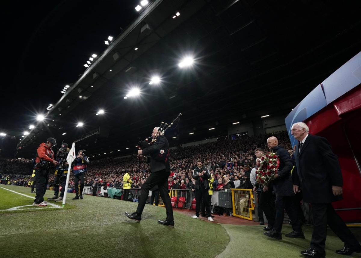 Manchester United l-a omagiat pe Sir Bobby Charlton