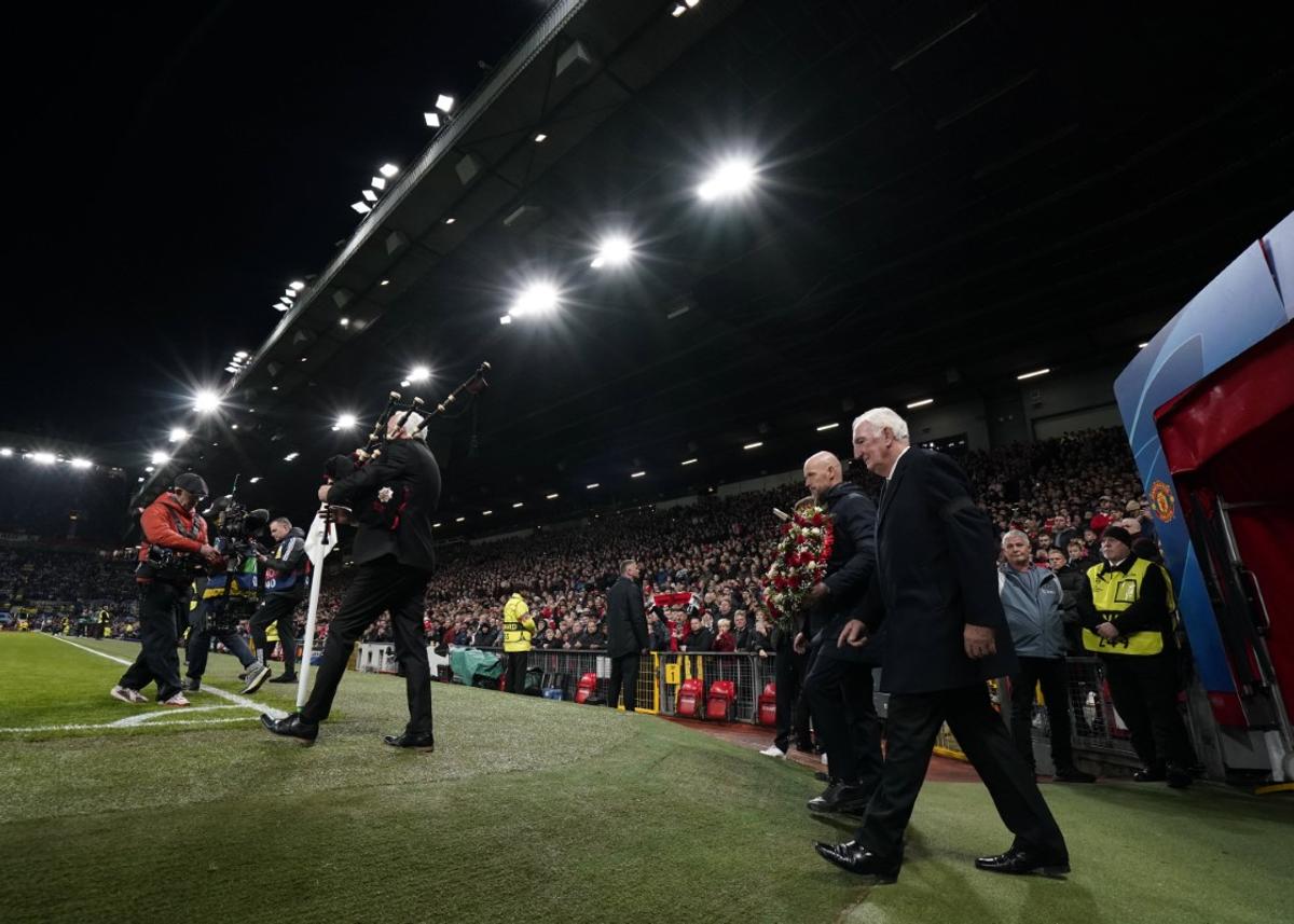 Manchester United l-a omagiat pe Sir Bobby Charlton