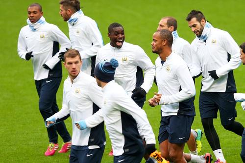 Micah Richards, în centru, amuzat la antrenamentul lui Manchester City // foto: Guliver/gettyimages