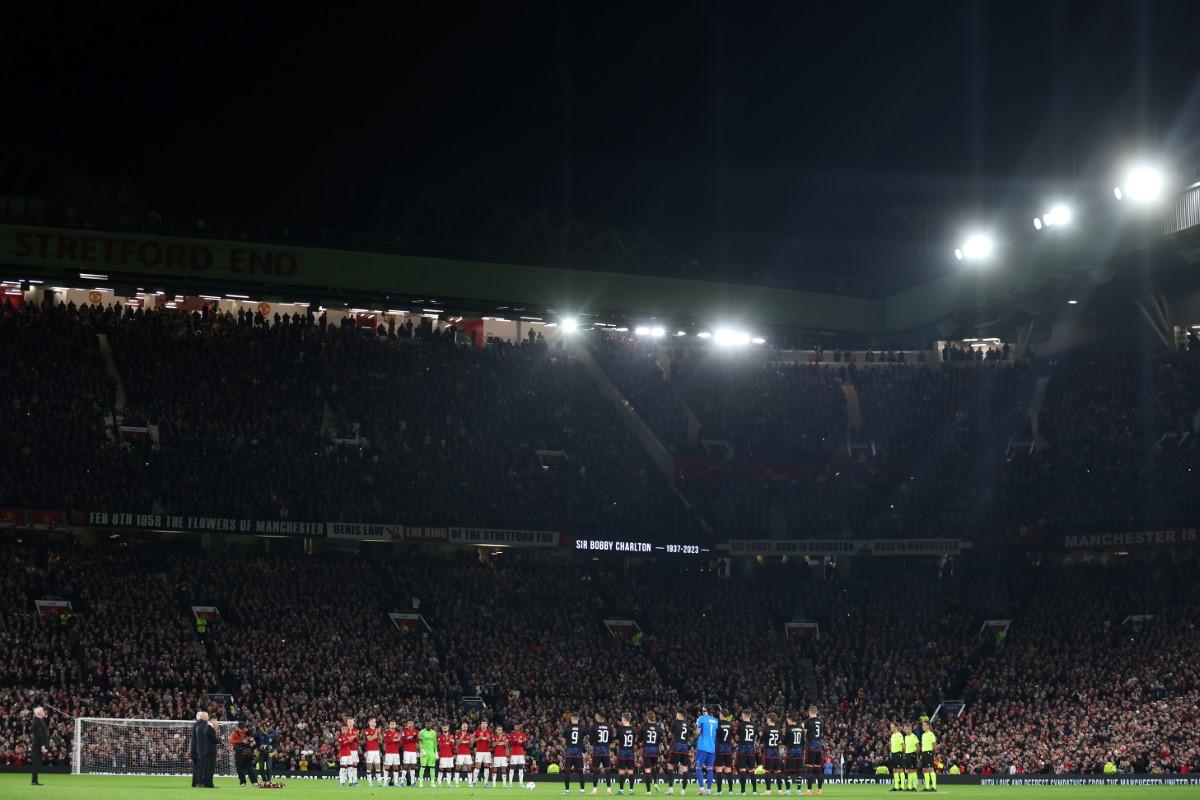 Manchester United l-a omagiat pe Sir Bobby Charlton