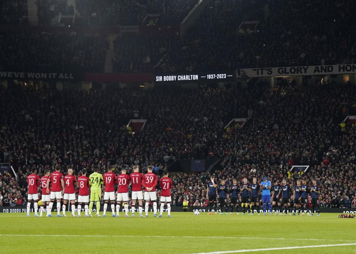 Manchester United l-a omagiat pe Sir Bobby Charlton