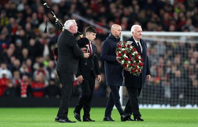 Momente emoționante în Champions League » Manchester United l-a omagiat pe Sir Bobby Charlton
