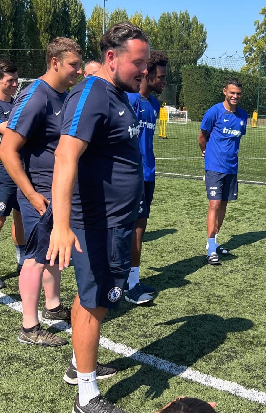 Samuel Rociu (primul din stânga), la un antrenament alături de Thiago Silva Român care a lucrat în ultimii 2 ani în academia lui Chelsea: „Importul de antrenori tineri străini e singura șansă pentru cluburile din România să se dezvolte și să crească jucători buni”