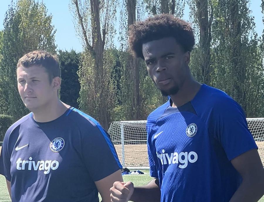 Samuel Rociu, în stânga, la baza lui Chelsea de la Cobham alături de Carney Chukwuemeka A lucrat 2 ani la Chelsea și a vrut să ajute Rapidul, dar Șucu l-a ignorat: „Nu am cerut job, nu am vrut bani. Șocant!”