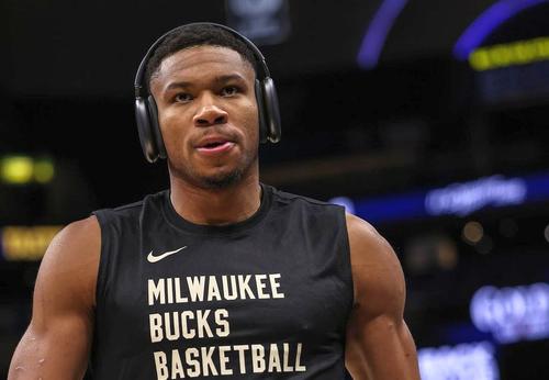 Grecul Giannis Antetokounmpo (28 de ani) și-a prelungit contractul cu Milwaukee Bucks pe încă 3 sezoane. El va încasa pentru cele 3 stagiuni, din salariu, o sumă fabuloasă: 186 de milioane de dolari.