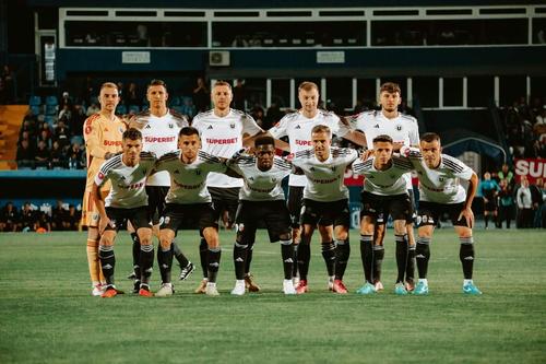 U Cluj se laudă cu 14 partide consecutive fără înfrângere în deplasare, în competițiile interne. Neluțu Sabău are 11 meciuri, Toni Petrea 3.
