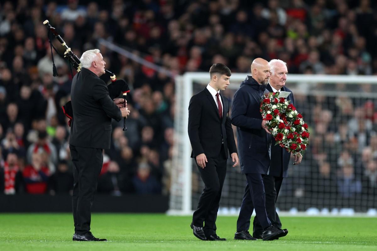 Manchester United l-a omagiat pe Sir Bobby Charlton