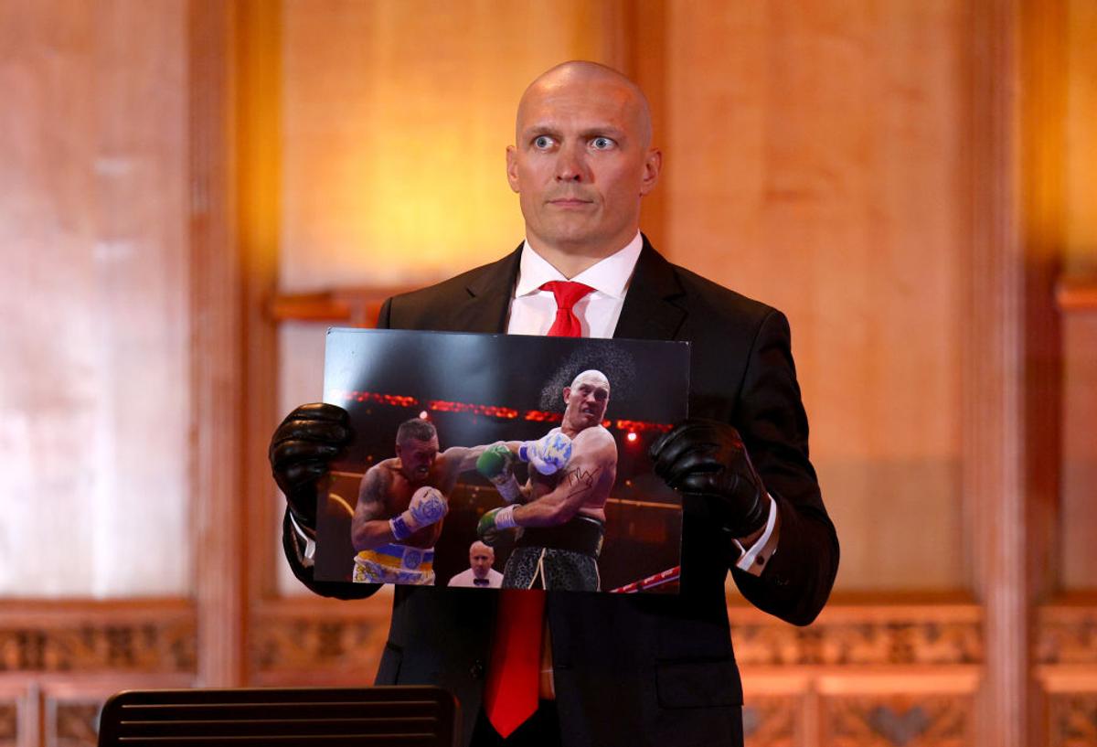 Moment genial în conferința lui Usyk și Fury: a venit deghizat în „Agentul 47” și a avut o surpriză în servietă