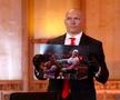 Moment genial în conferința lui Usyk și Fury: a venit deghizat în „Agentul 47” și a avut o surpriză în servietă