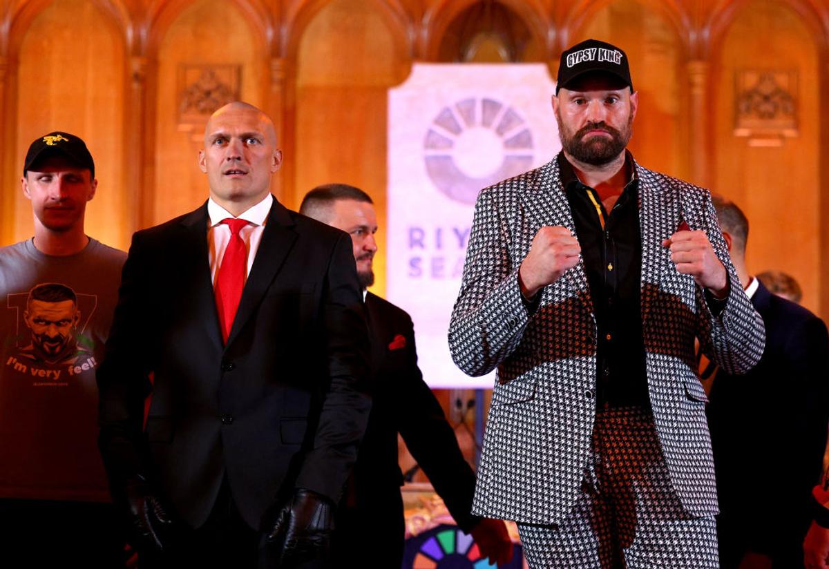 Moment genial în conferința lui Usyk și Fury: a venit deghizat în „Agentul 47” și a avut o surpriză în servietă