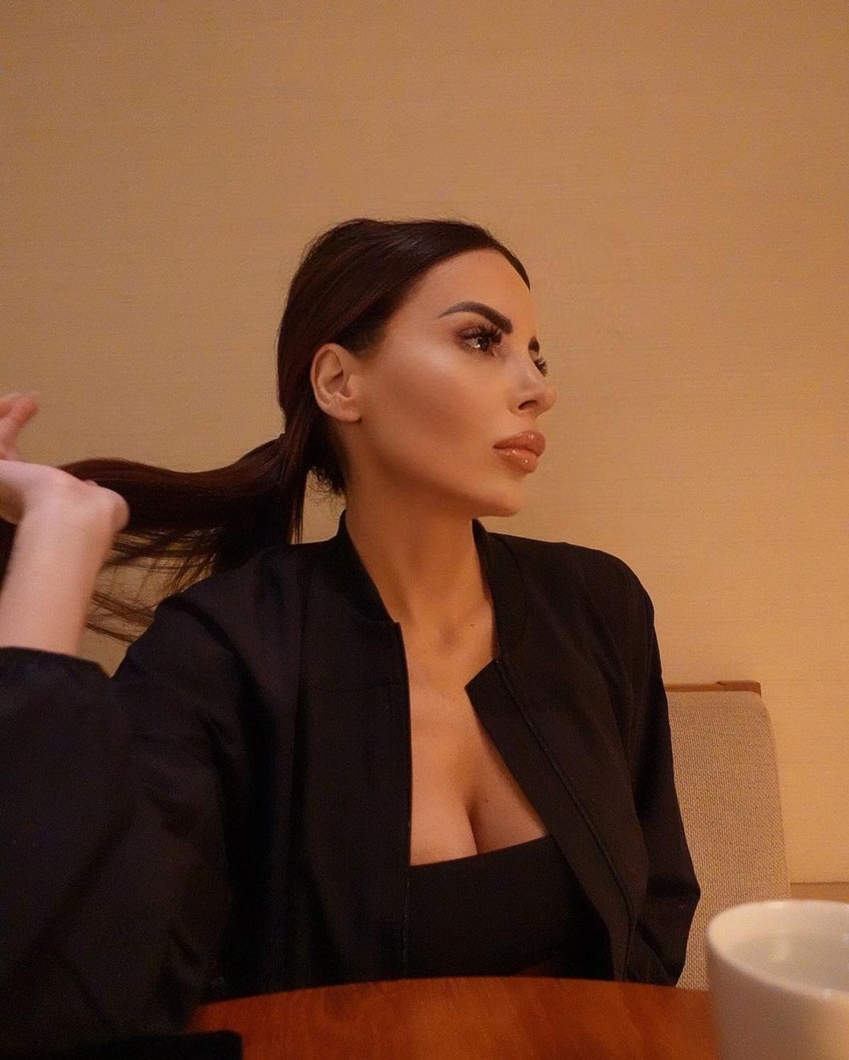 Sosia lui Kim Kardashian e jurnalistă și a uimit cu apariția la meciul de UCL