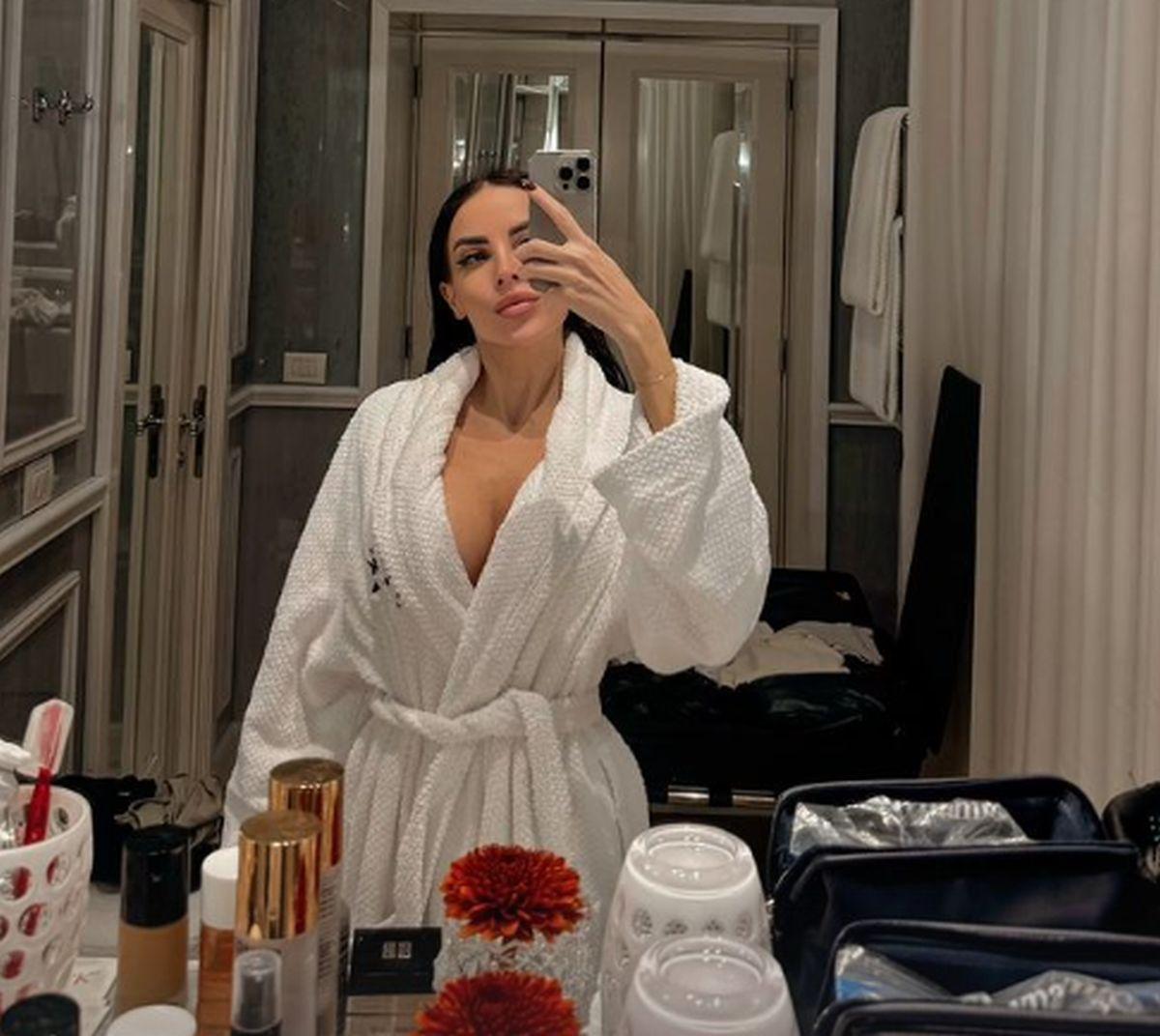 Sosia lui Kim Kardashian e jurnalistă și a uimit cu apariția la meciul de UCL