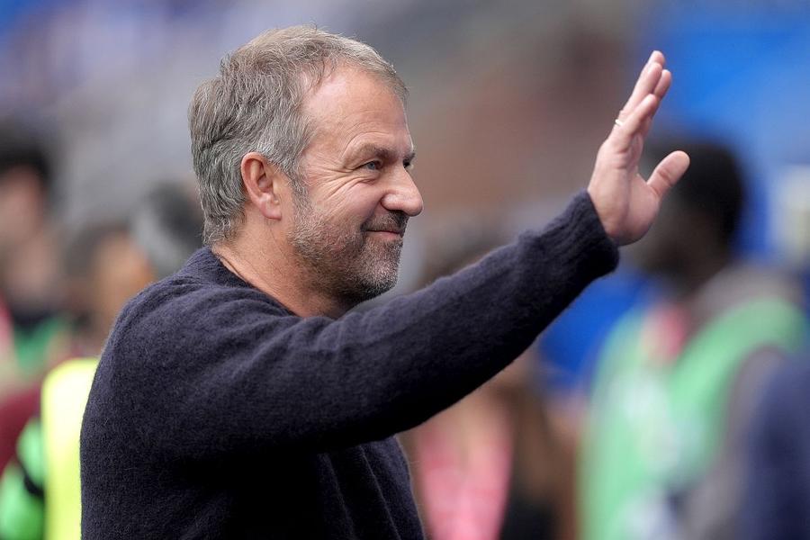 Uneori, un zâmbet poate face diferența. Hansi Flick, în meciul cu Deportivo Alaves Flick și avertismentul lui Xavi