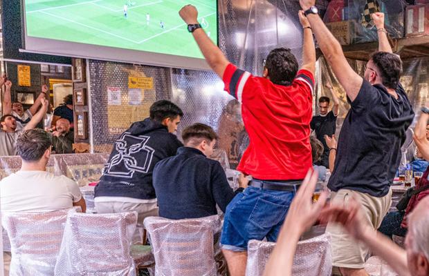 Au înfoliat tot barul la Barcelona - Bayern Munchen » Motivul? „Fanii aruncă cu telefoanele mobile”