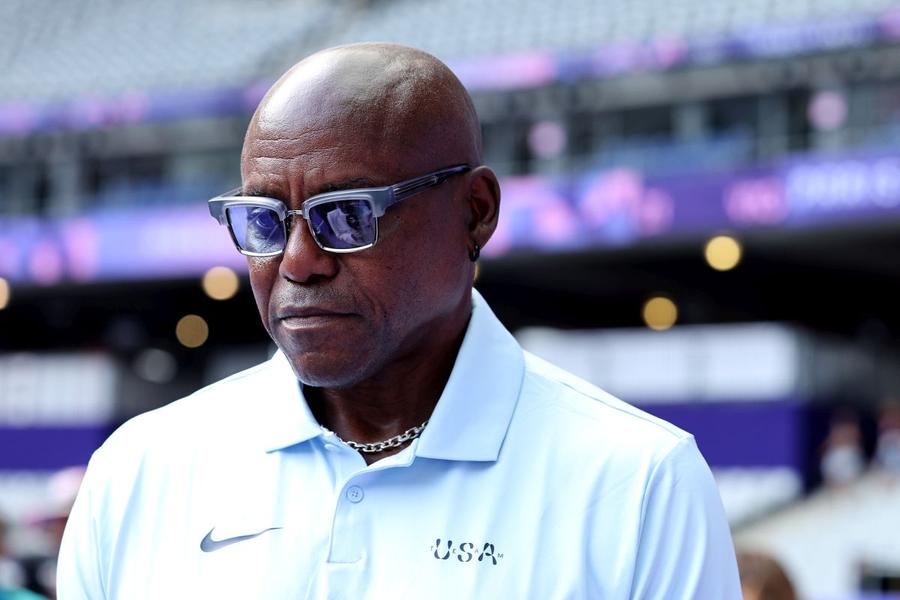 Carl Lewis la Jocurile Olimpice de la Paris/Foto: Arturo Holmes (Getty Images) Secretele longevității cu Nadia Comăneci: „40 de minute de sport pe zi, oriunde m-aș afla” + Carl Lewis: „Nici acum nu pot face nenorocitul ăla de șpagat”