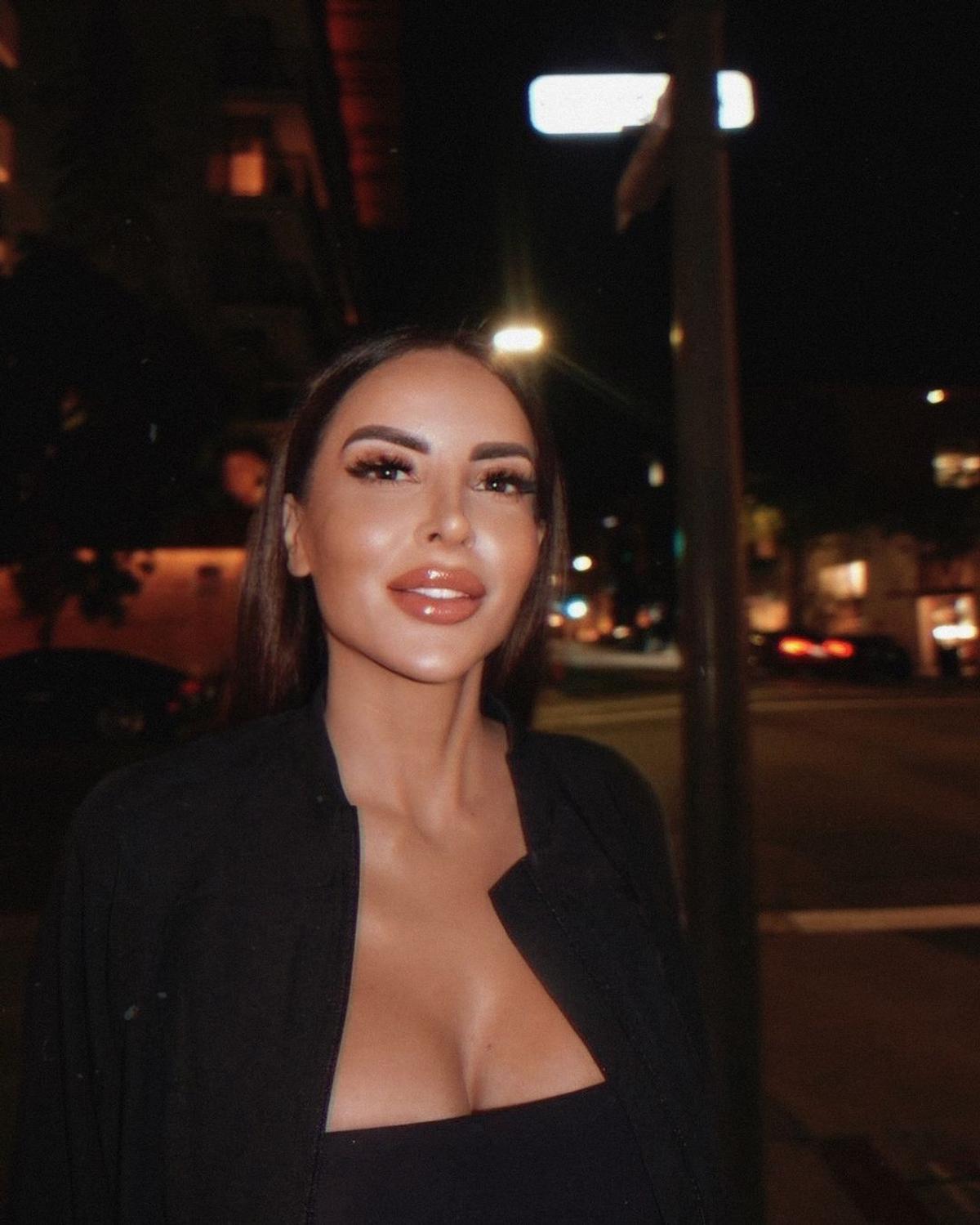 Sosia lui Kim Kardashian e jurnalistă și a uimit cu apariția la meciul de UCL