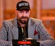 Moment genial în conferința lui Usyk și Fury: a venit deghizat în „Agentul 47” și a avut o surpriză în servietă