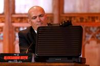 Absolut genial! Usyk a venit deghizat în „Agent 47”, s-a dus în fața lui Fury și a scos un „cadou” misterios din valiză » Cei doi sunt gata de revanșa anului în box