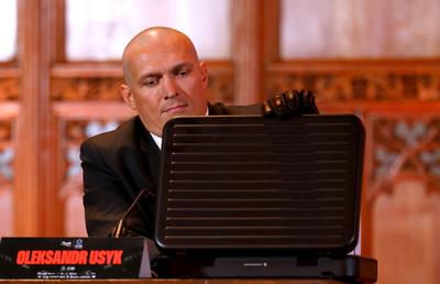 Absolut genial! Usyk a venit deghizat în „Agent 47”, s-a dus în fața lui Fury și a scos un „cadou” misterios din valiză » Cei doi sunt gata de revanșa anului în box