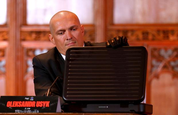 Absolut genial! Usyk a venit deghizat în „Agent 47”, s-a dus în fața lui Fury și a scos un „cadou” misterios din valiză » Cei doi sunt gata de revanșa anului în box